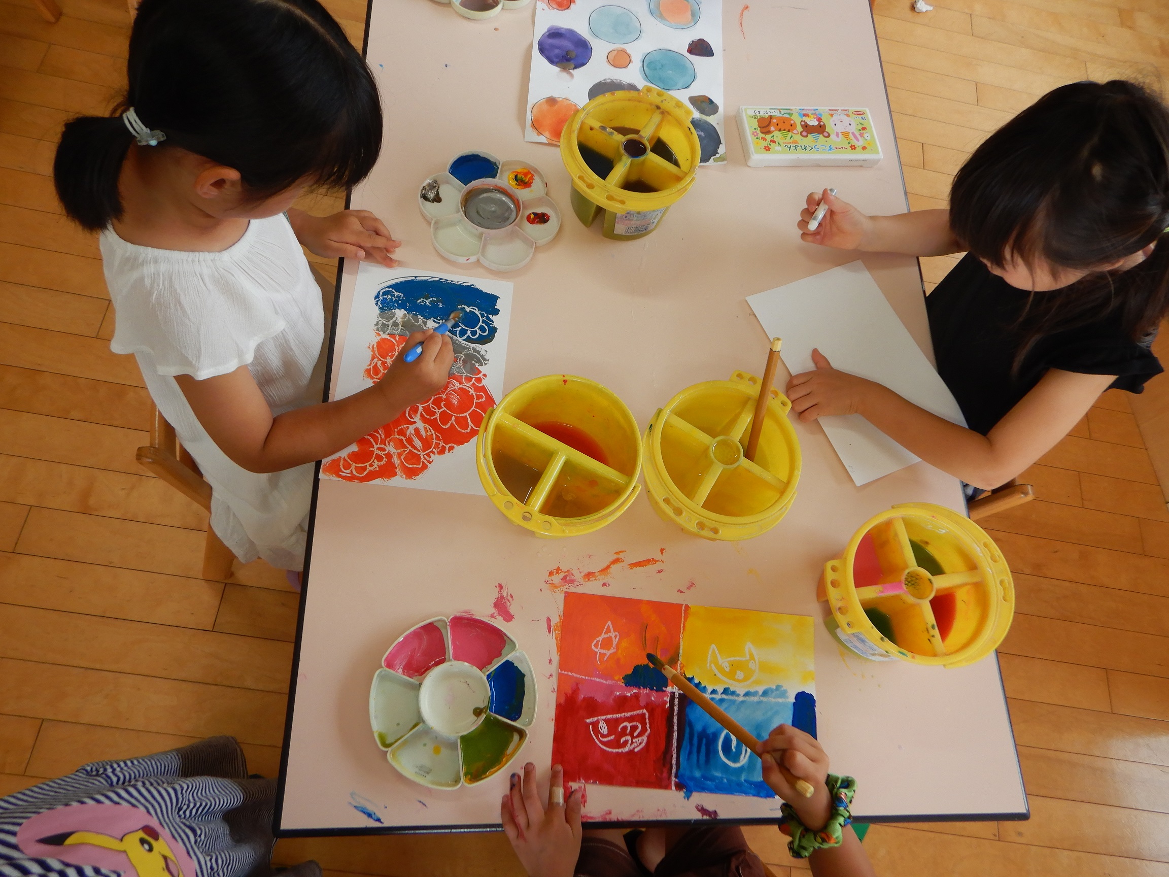 5歳児 絵の具ではじき絵を楽しみました キリスト教保育 認定こども園 高座みどり幼稚園